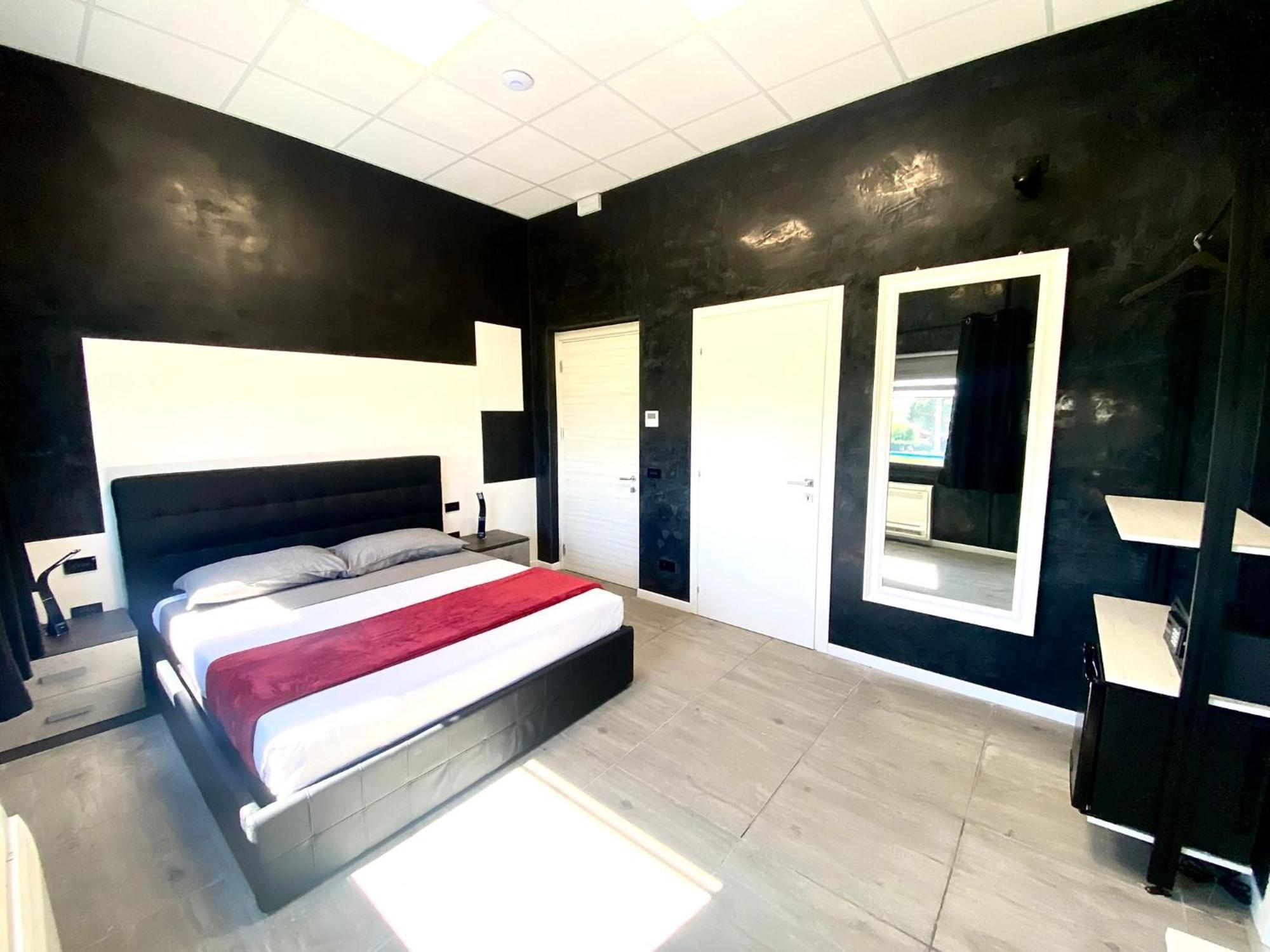 Hotel Tech Брембате Екстериор снимка